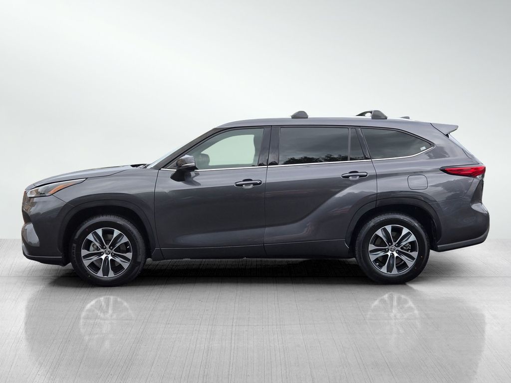 2022 Toyota Highlander XLE photo 3