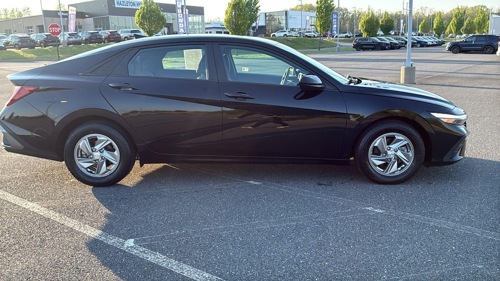 Used 2024 Hyundai Elantra SE Sedan