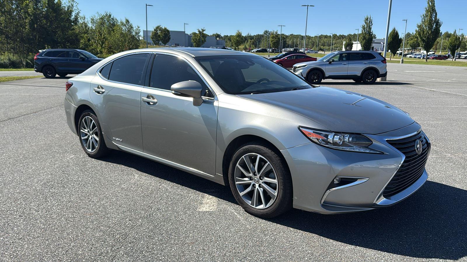 2016 Lexus ES 300h photo 2
