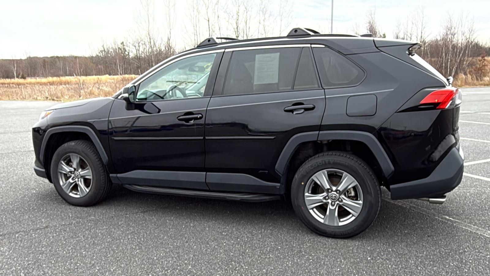 2022 Toyota RAV4 XLE - Photo 11