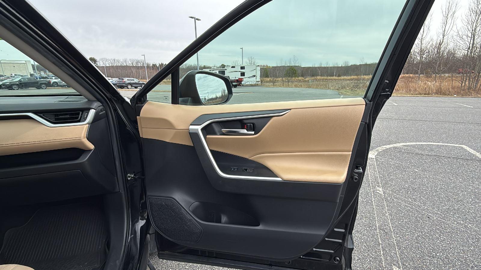 2022 Toyota RAV4 XLE - Photo 16