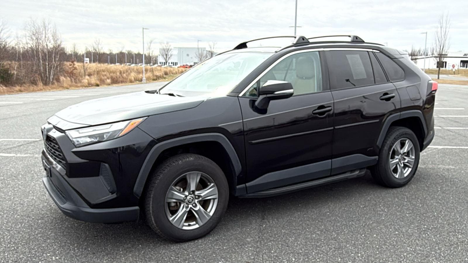 2022 Toyota RAV4 XLE - Photo 13