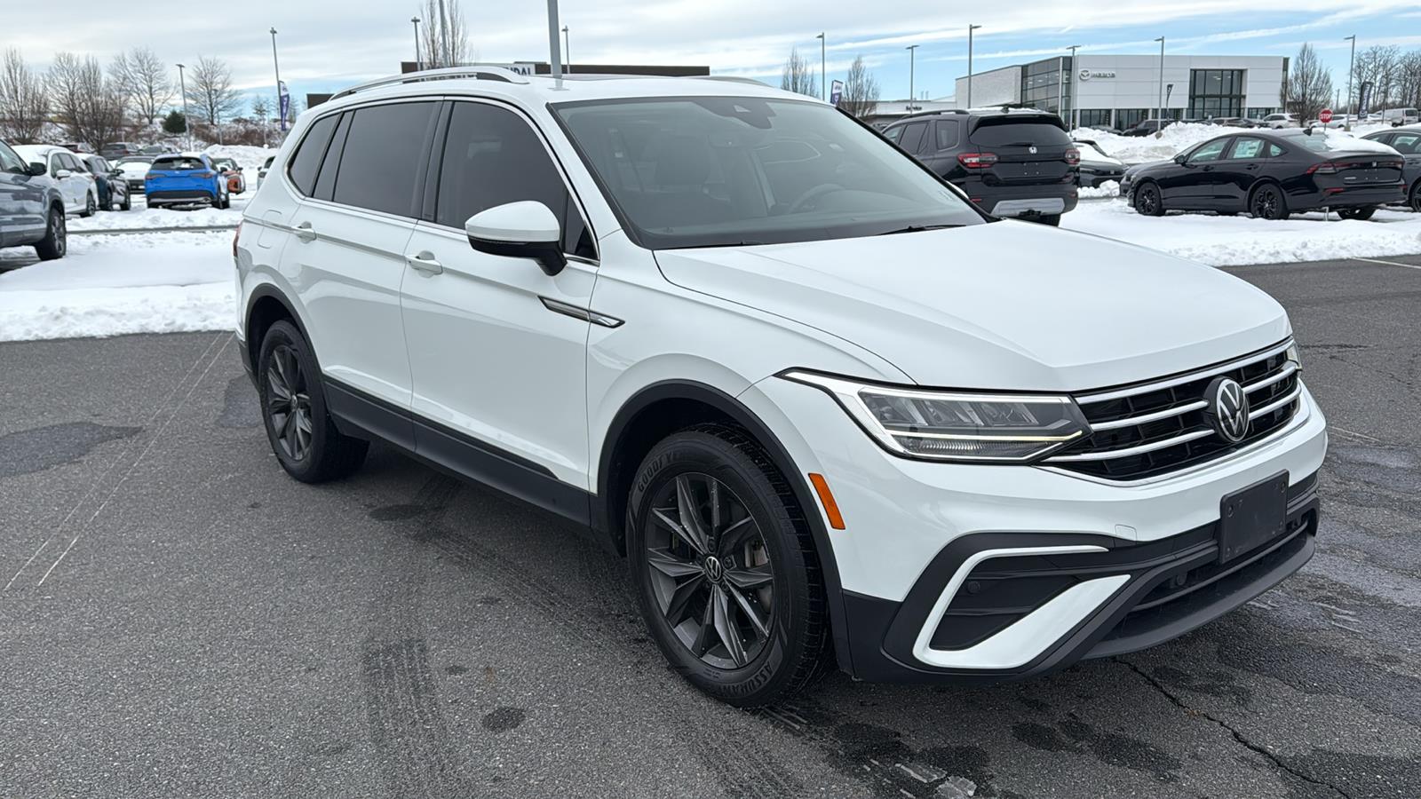 2022 Volkswagen Tiguan SE's photo