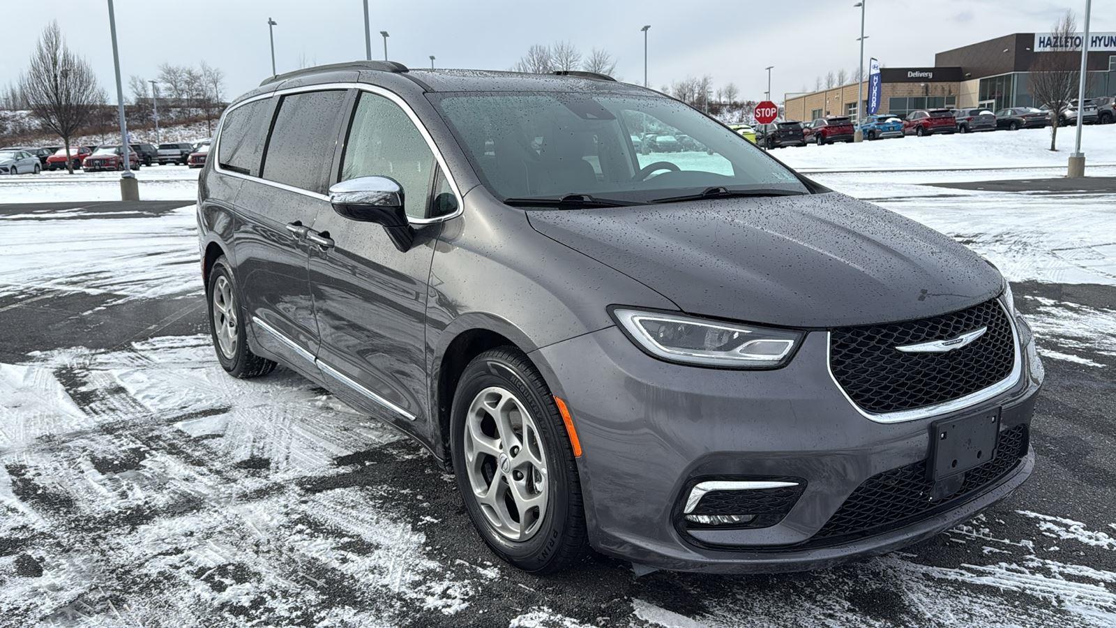 2023 Chrysler Pacifica Limited's photo