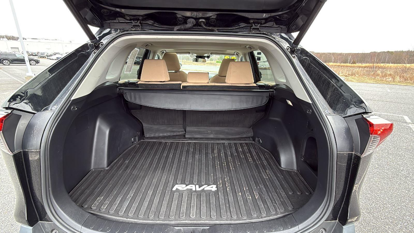 2022 Toyota RAV4 XLE - Photo 20