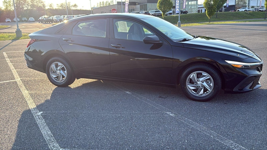 Used 2024 Hyundai Elantra SE Sedan