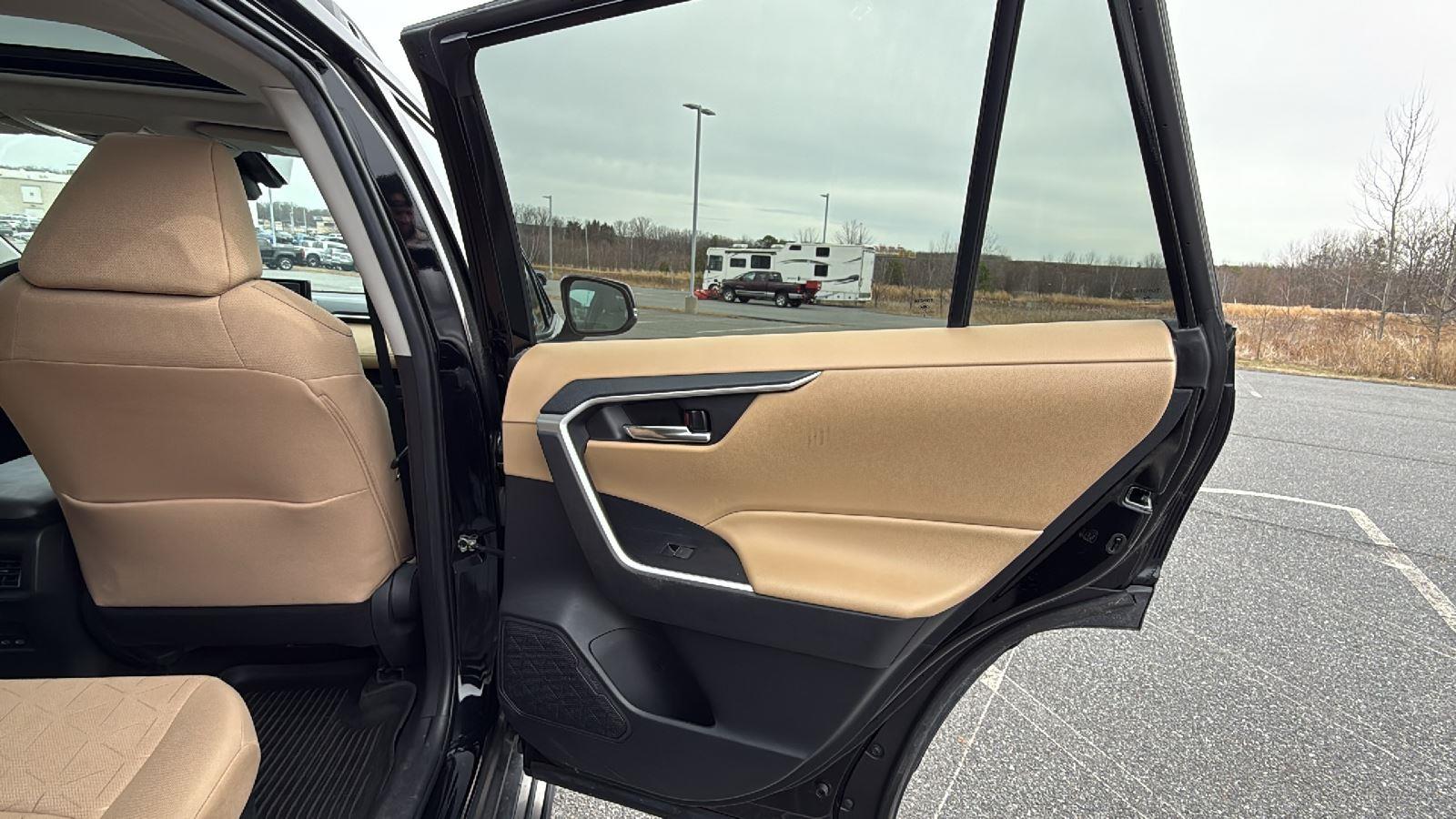 2022 Toyota RAV4 XLE - Photo 18