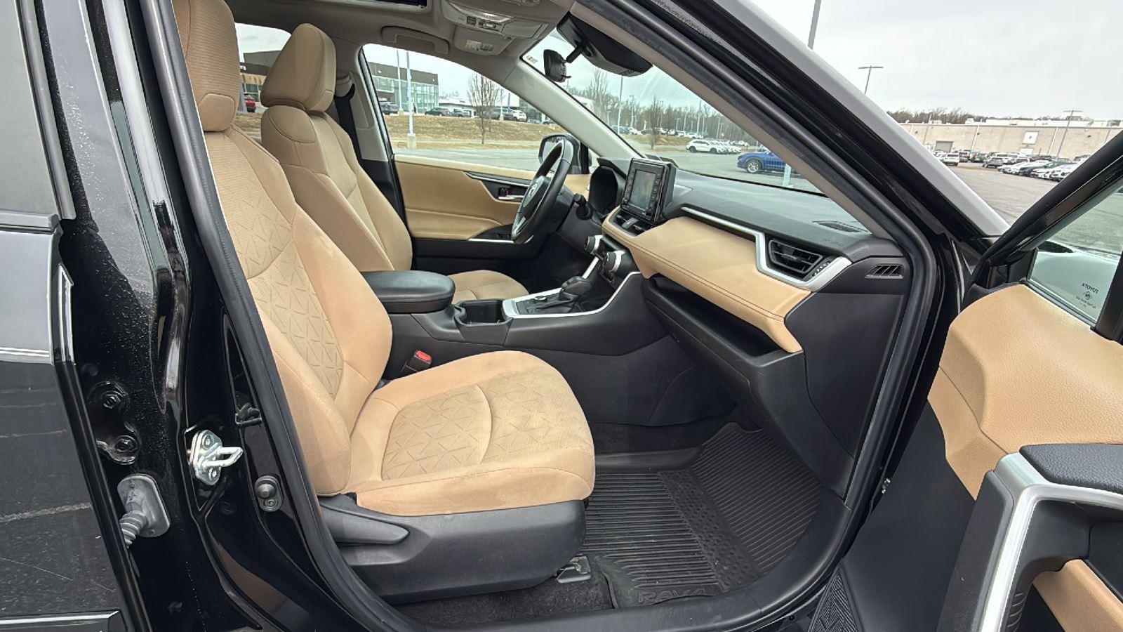 2022 Toyota RAV4 XLE - Photo 17