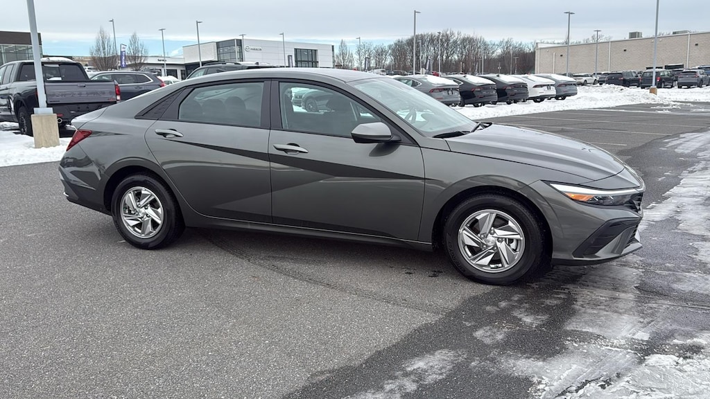 Used 2025 Hyundai Elantra SE Sedan
