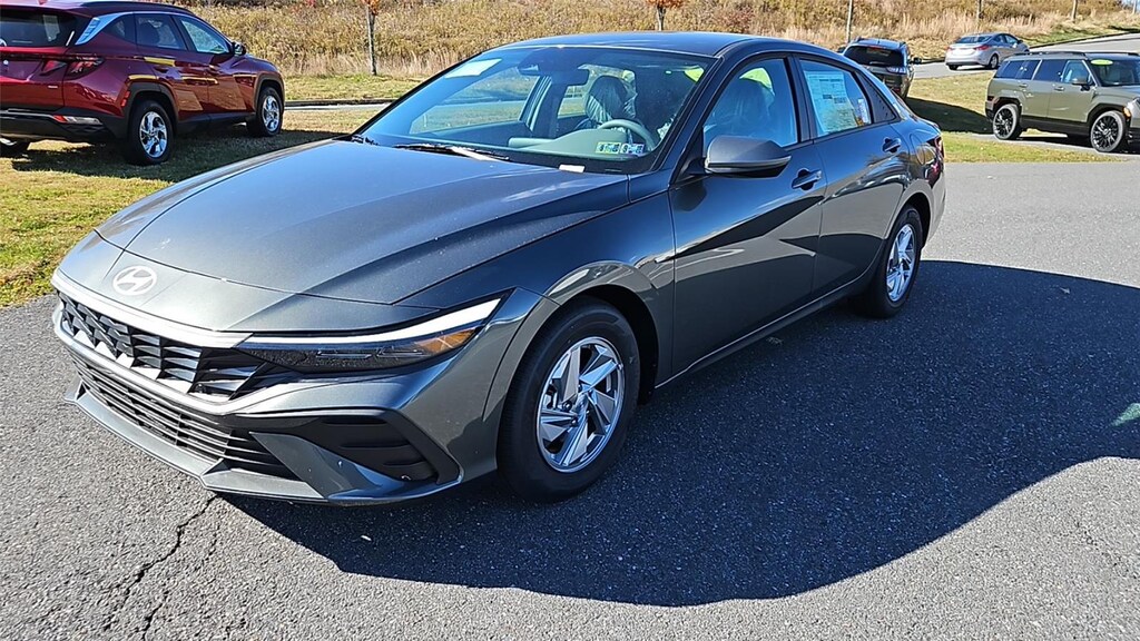 New 2025 Hyundai Elantra SE Sedan