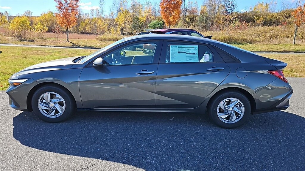 New 2025 Hyundai Elantra SE Sedan