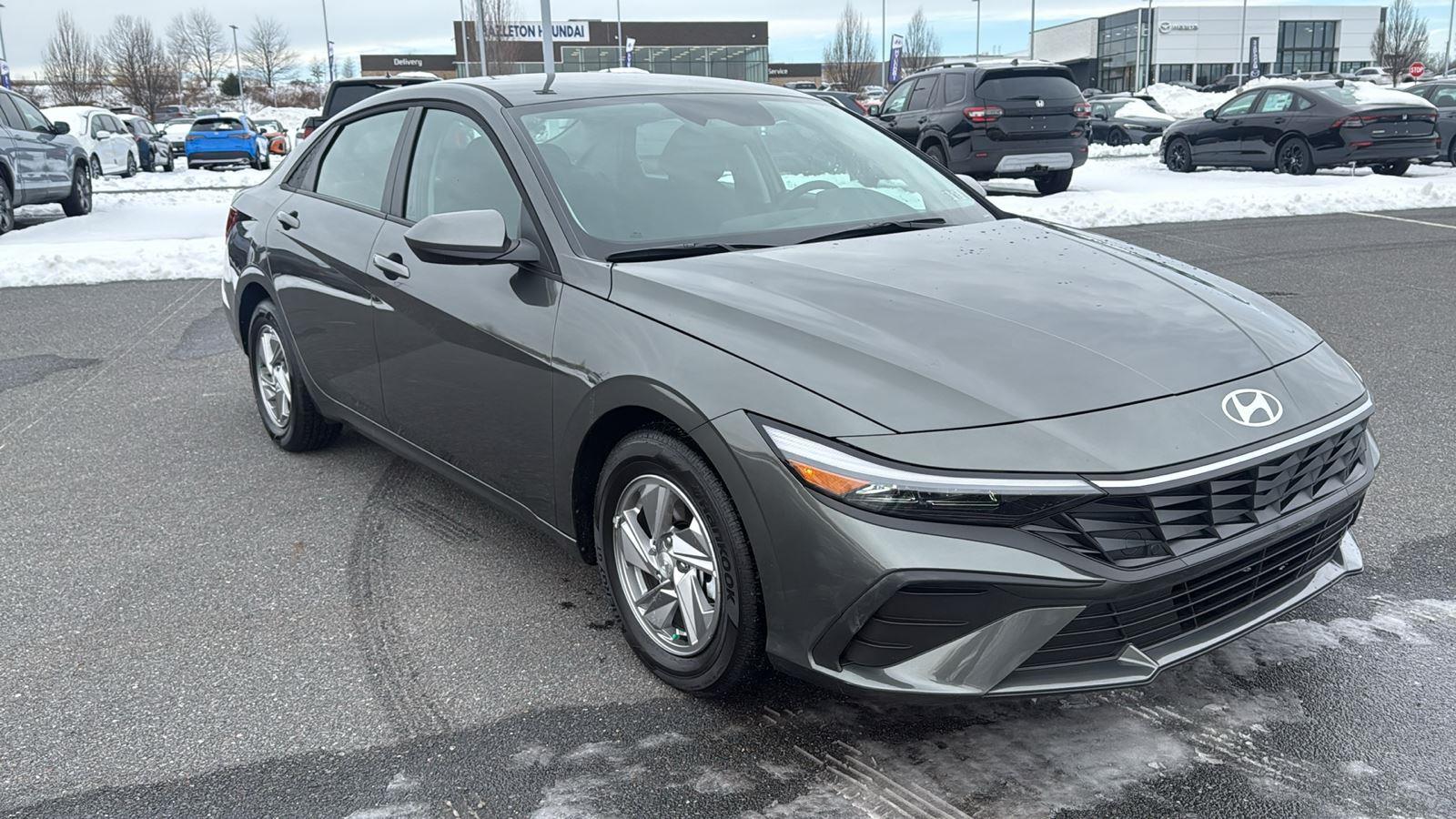 2025 Hyundai Elantra SE's photo