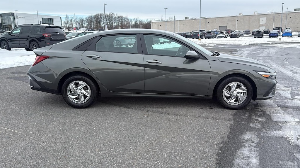 Used 2025 Hyundai Elantra SE Sedan
