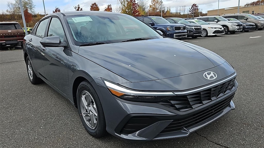 New 2025 Hyundai Elantra SE Sedan
