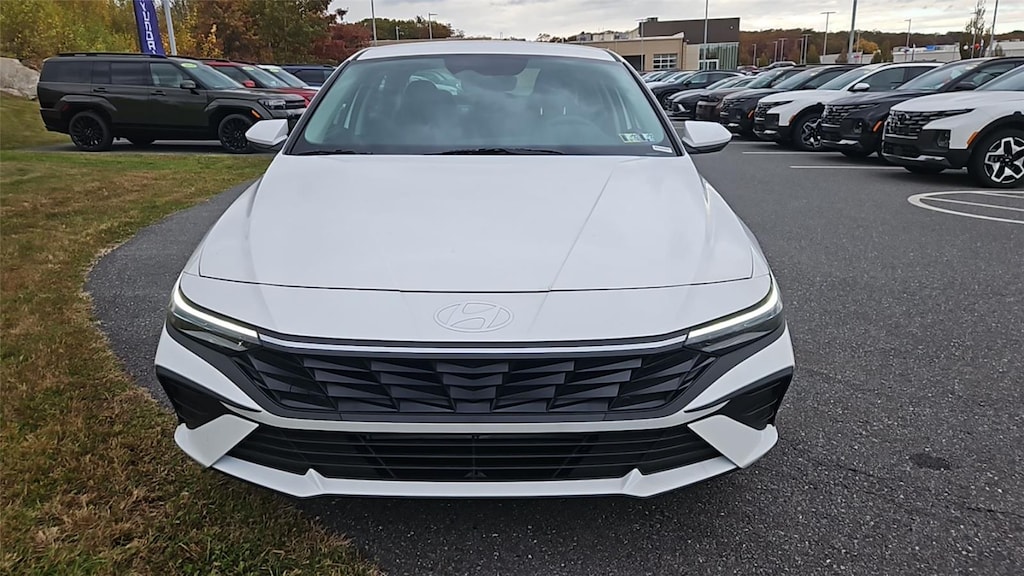 New 2025 Hyundai Elantra SE Sedan