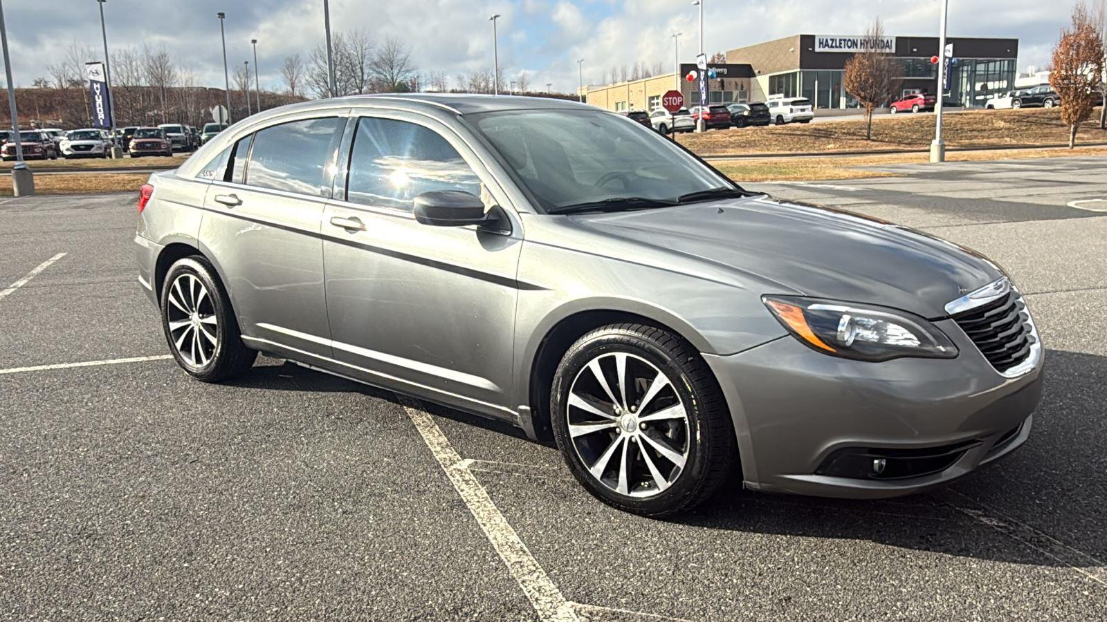 2013 Chrysler 200 Limited photo 2