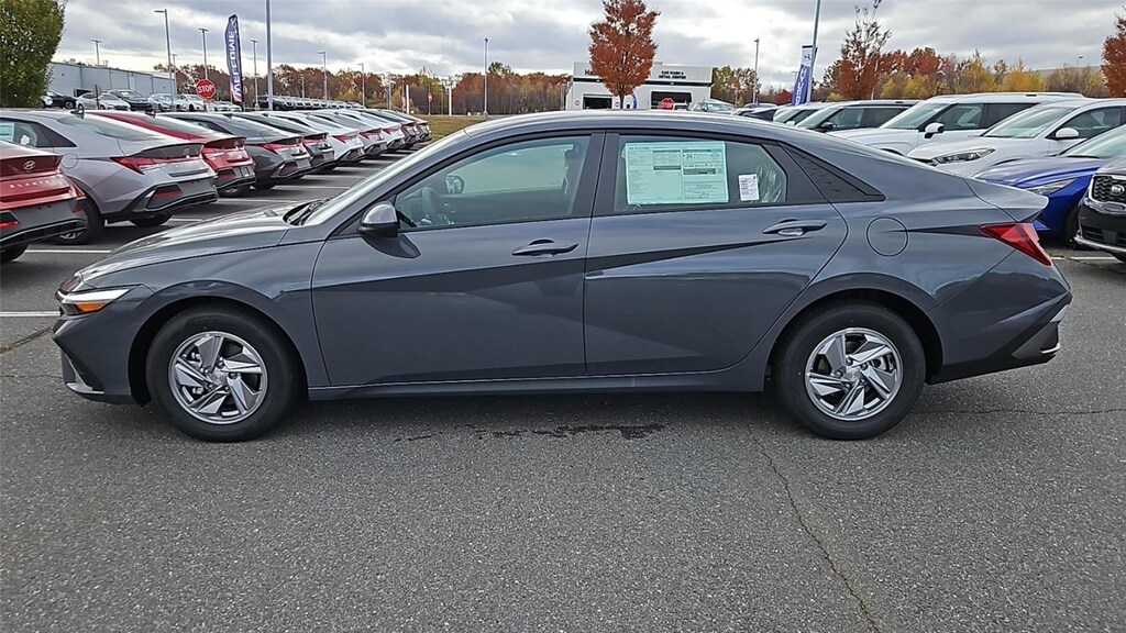 New 2025 Hyundai Elantra SE Sedan
