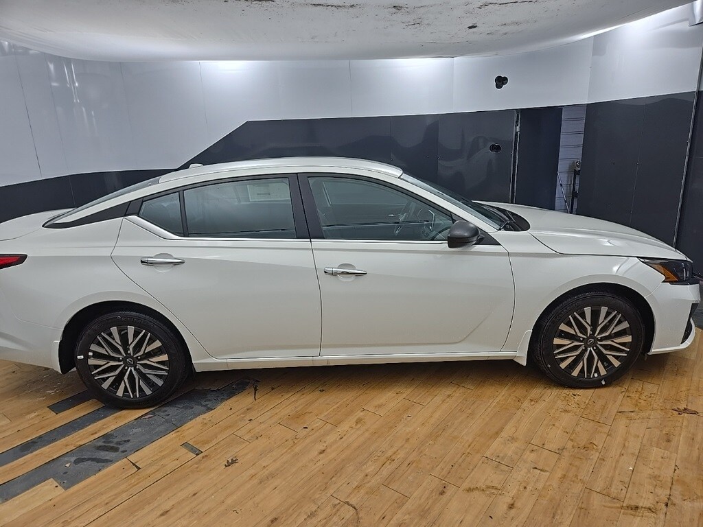 2025 Nissan Altima SV photo 3