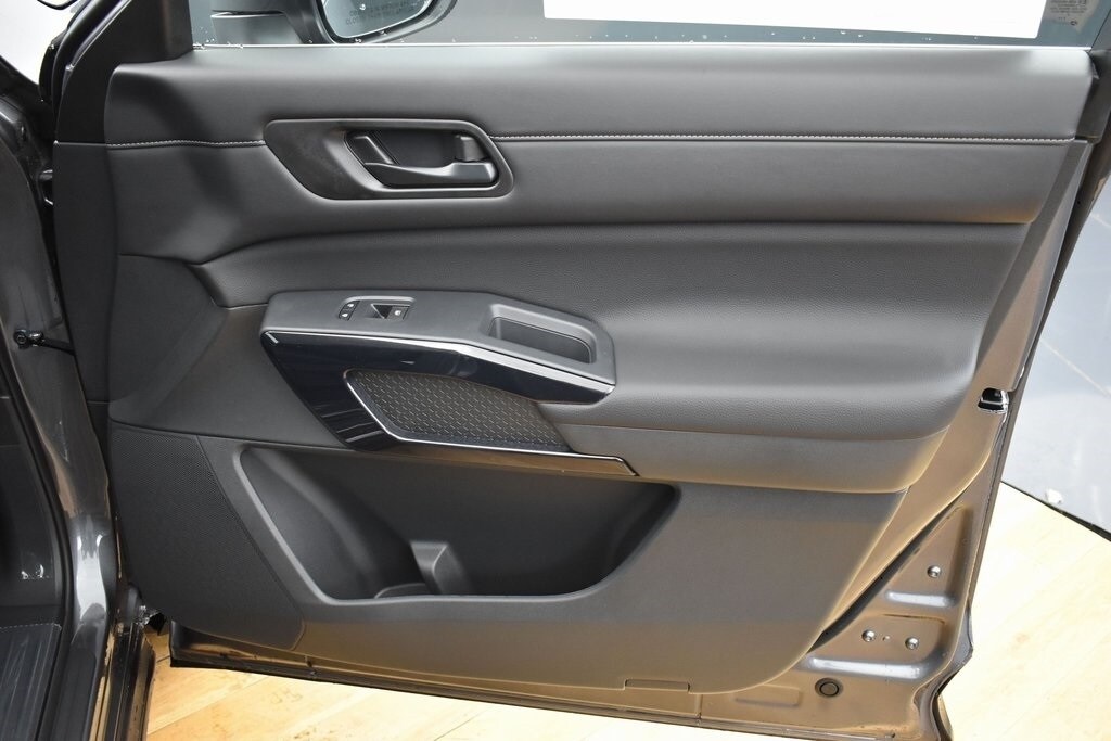 2025 Nissan Pathfinder S photo 3