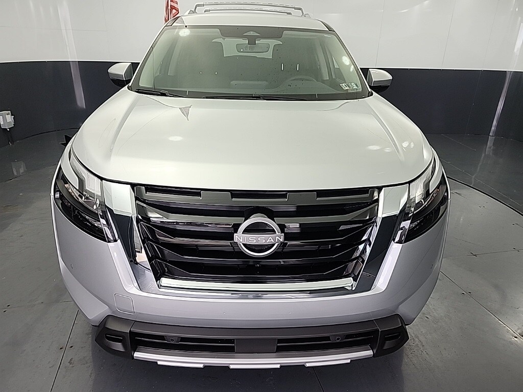2025 Nissan Pathfinder SL photo 2