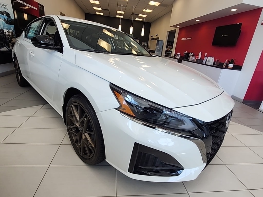 2025 Nissan Altima SR's photo