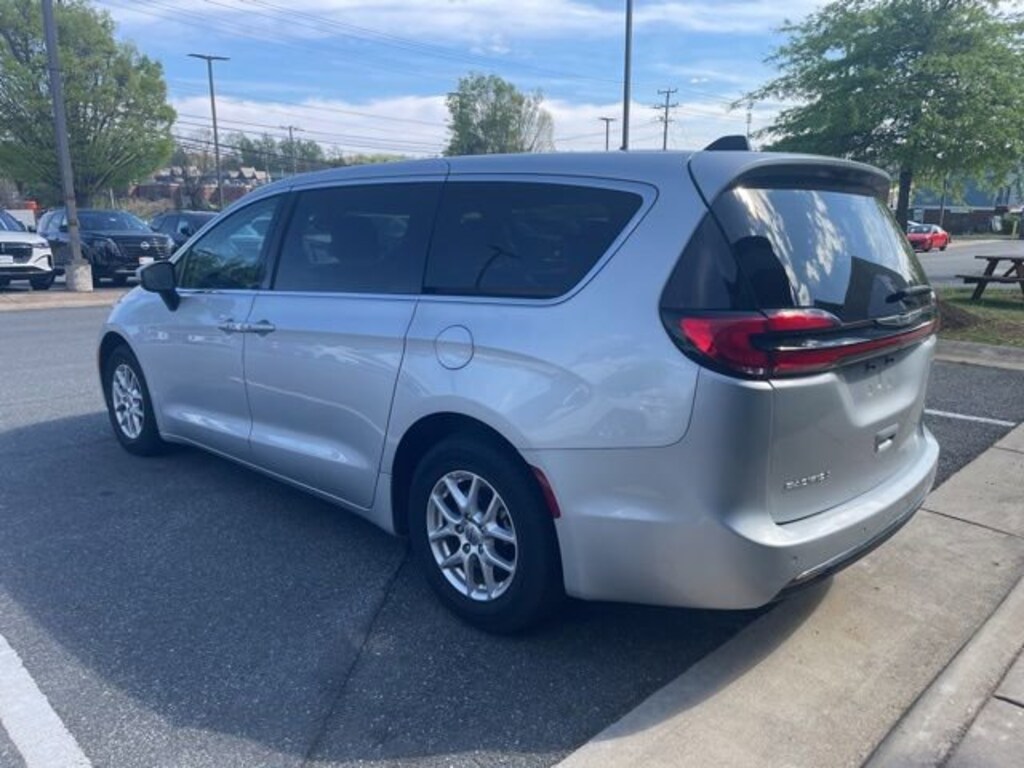 Used 2023 Chrysler Pacifica Touring L