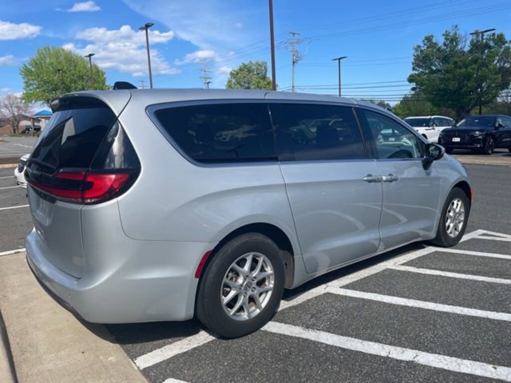 Used 2023 Chrysler Pacifica Touring L