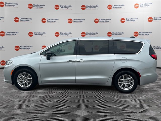 2024 Chrysler Pacifica Touring L photo 2