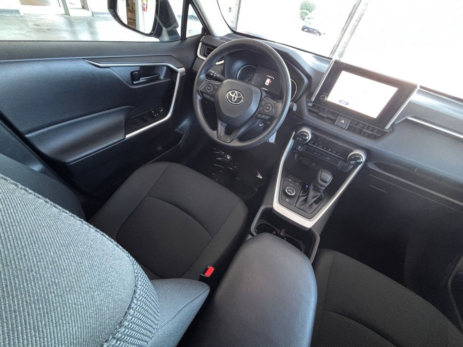 Thumbnail: 2025 Toyota RAV4 - 33