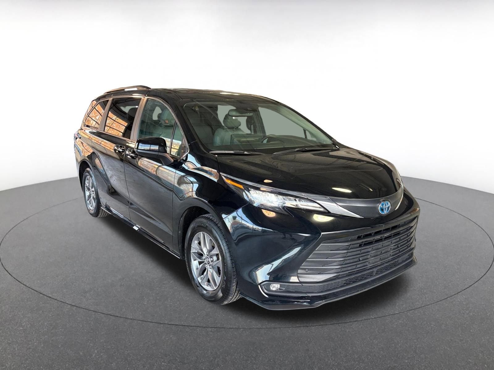 Thumbnail: 2025 Toyota Sienna - 2