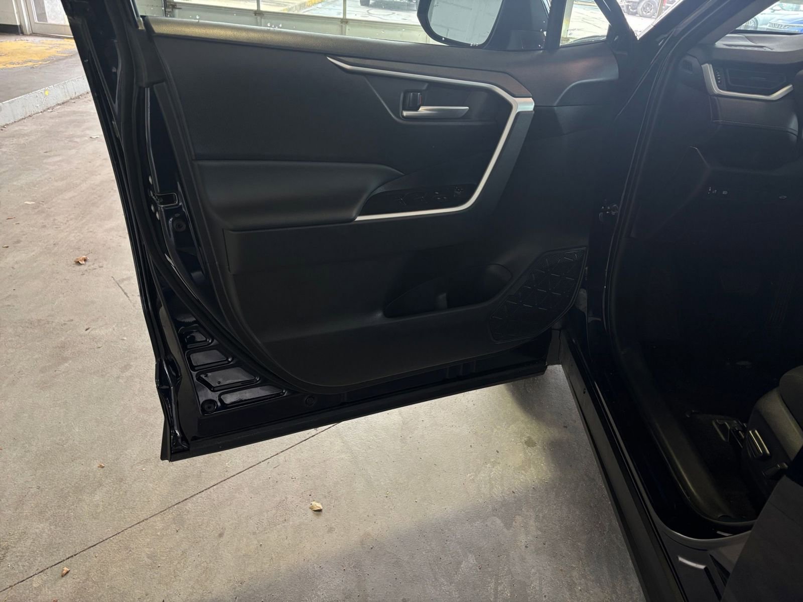 Thumbnail: 2025 Toyota RAV4 - 21