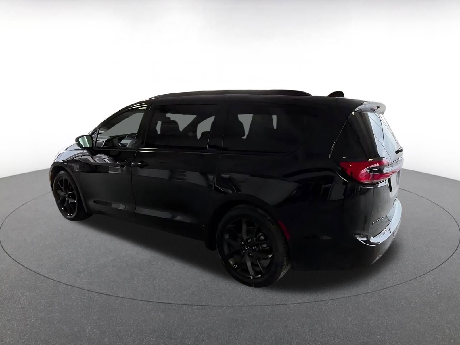 Thumbnail: 2025 Chrysler Pacifica - 10