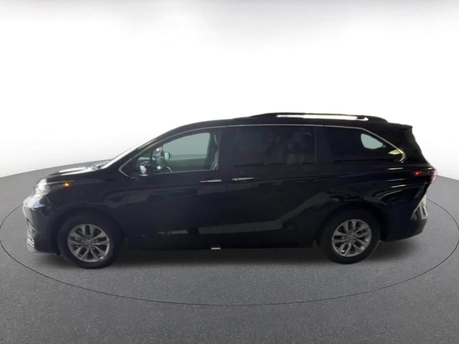 Thumbnail: 2025 Toyota Sienna - 8