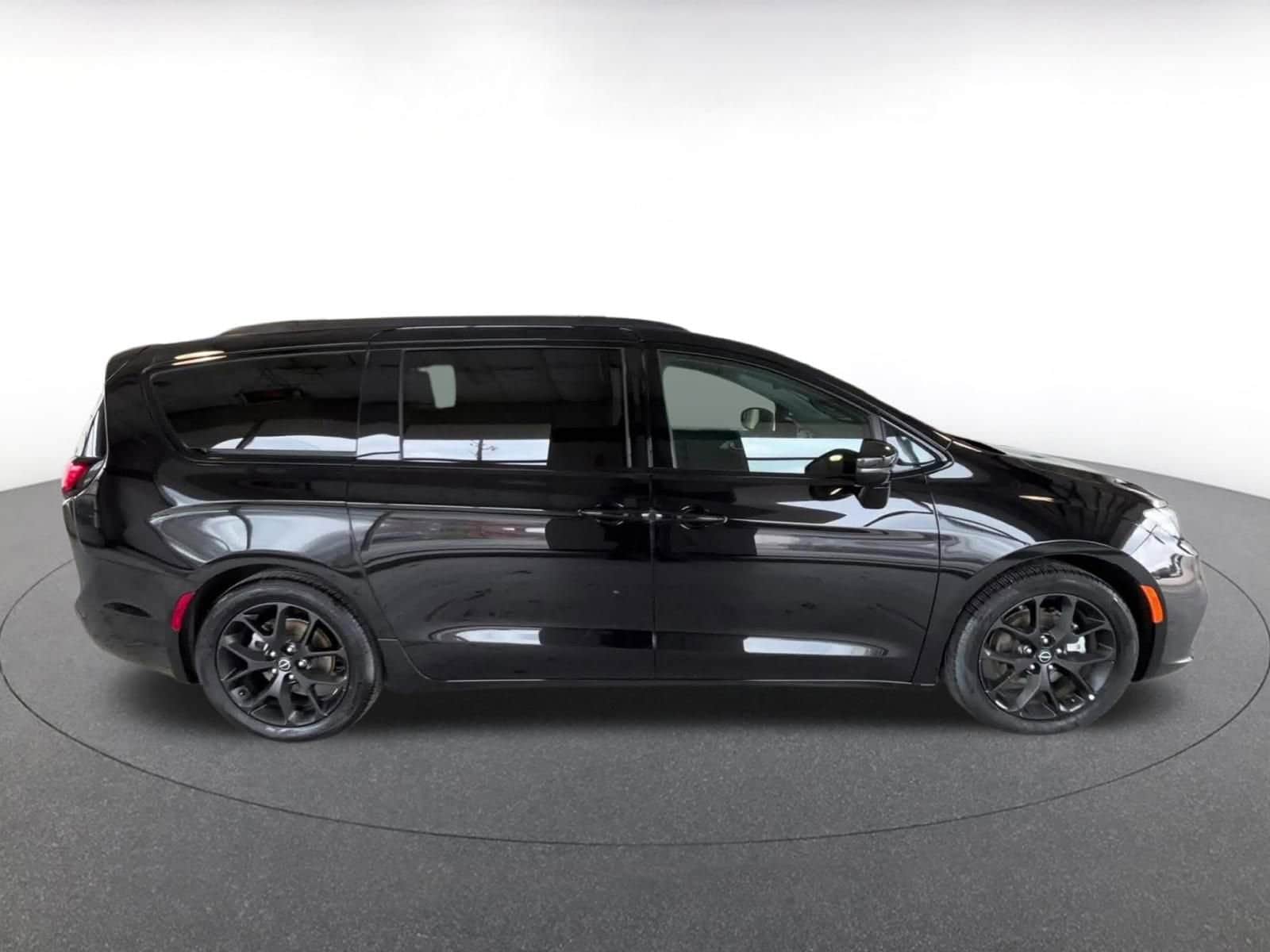 Thumbnail: 2025 Chrysler Pacifica - 16