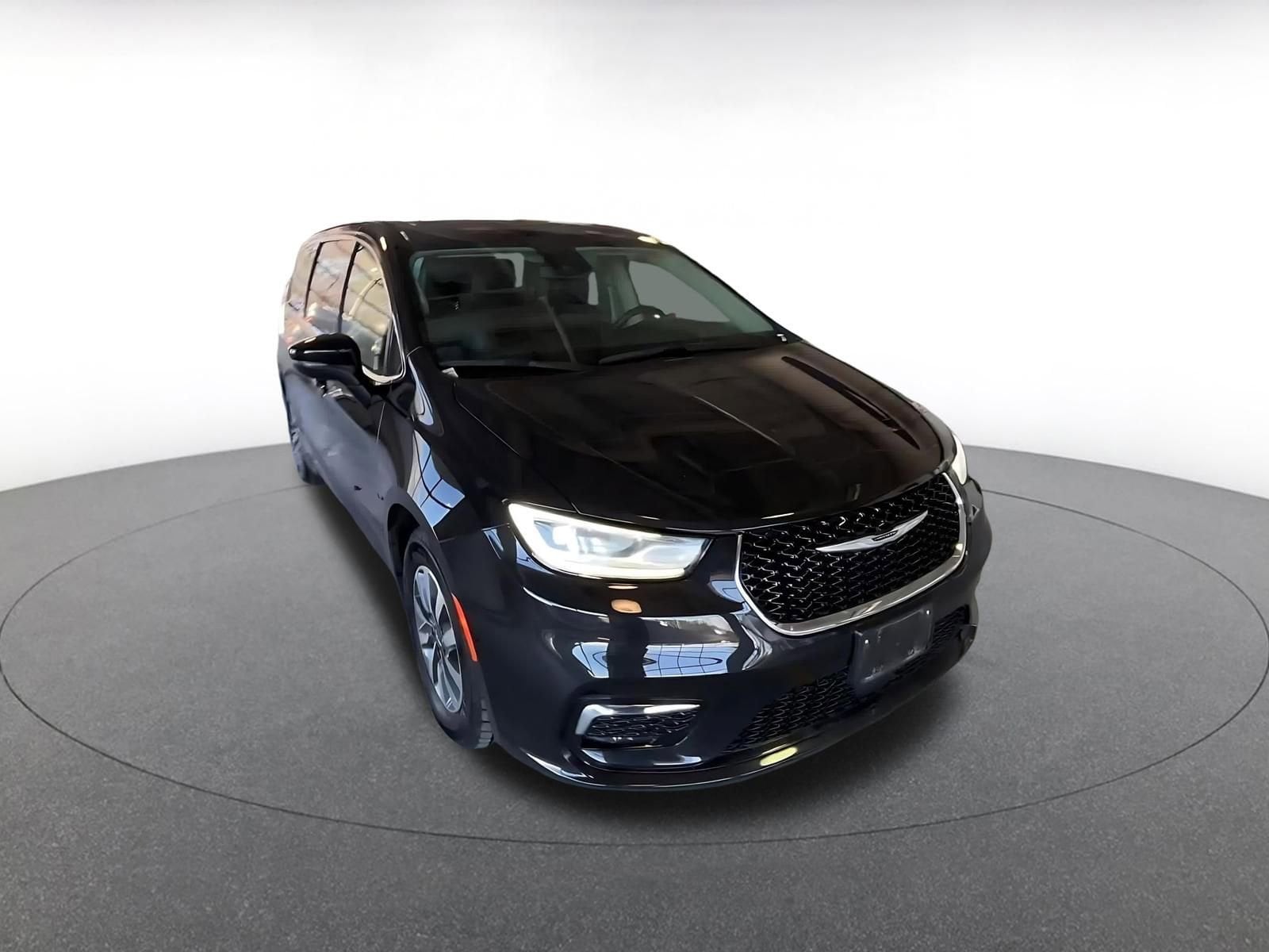 Thumbnail: 2023 Chrysler Pacifica - 3