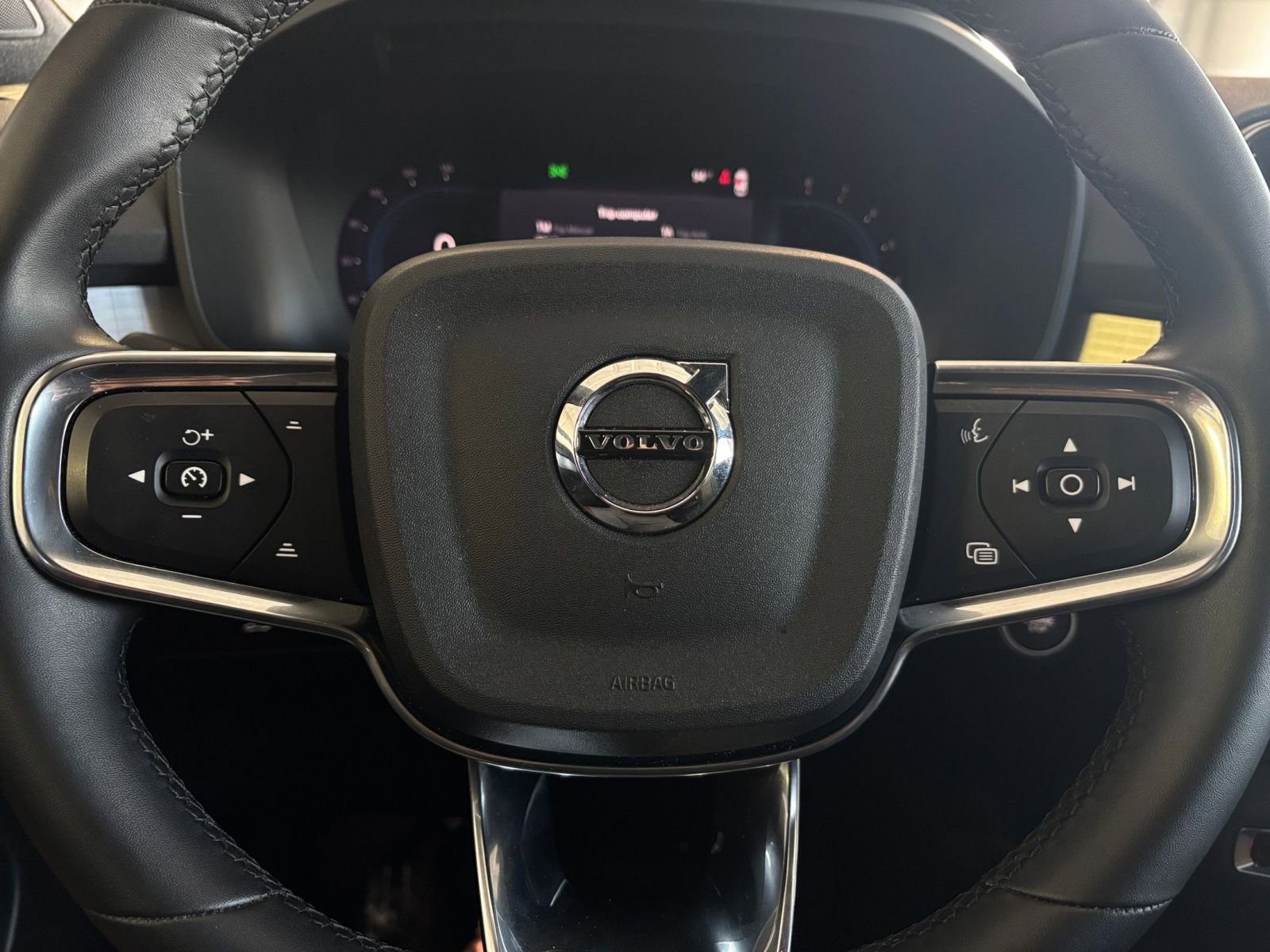 Thumbnail: 2024 Volvo XC40 - 28