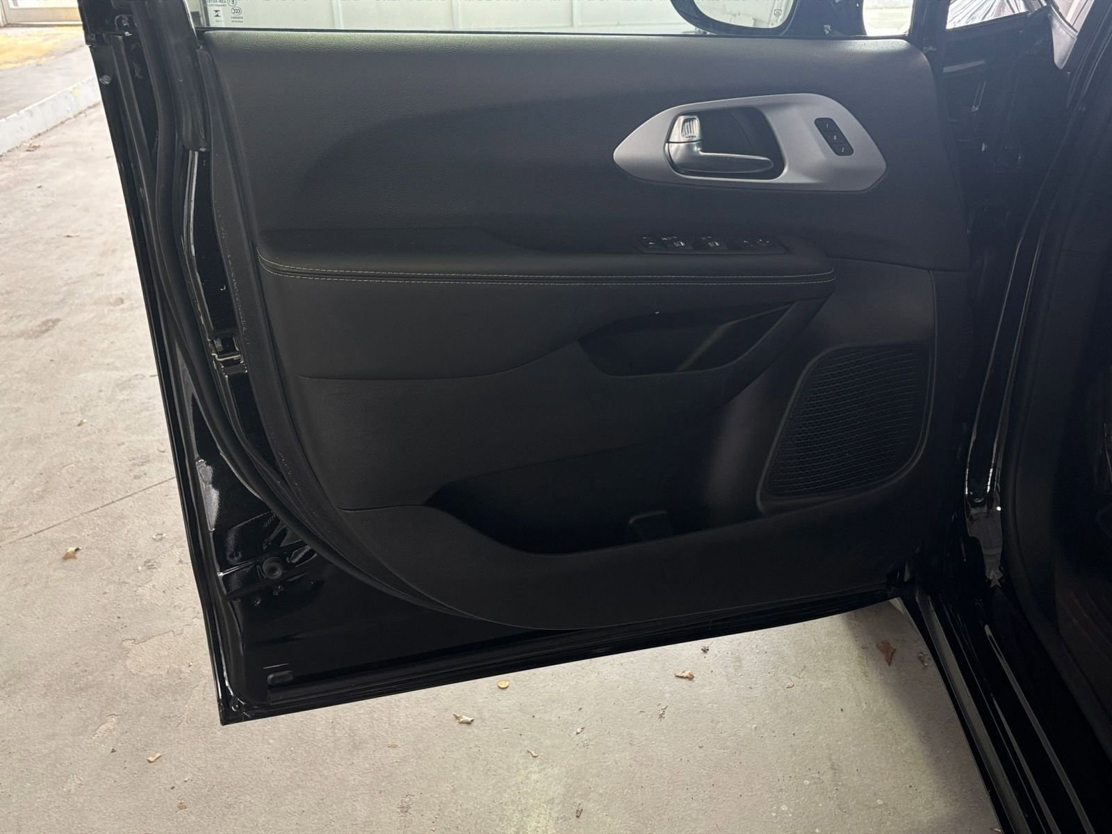 Thumbnail: 2025 Chrysler Pacifica - 21