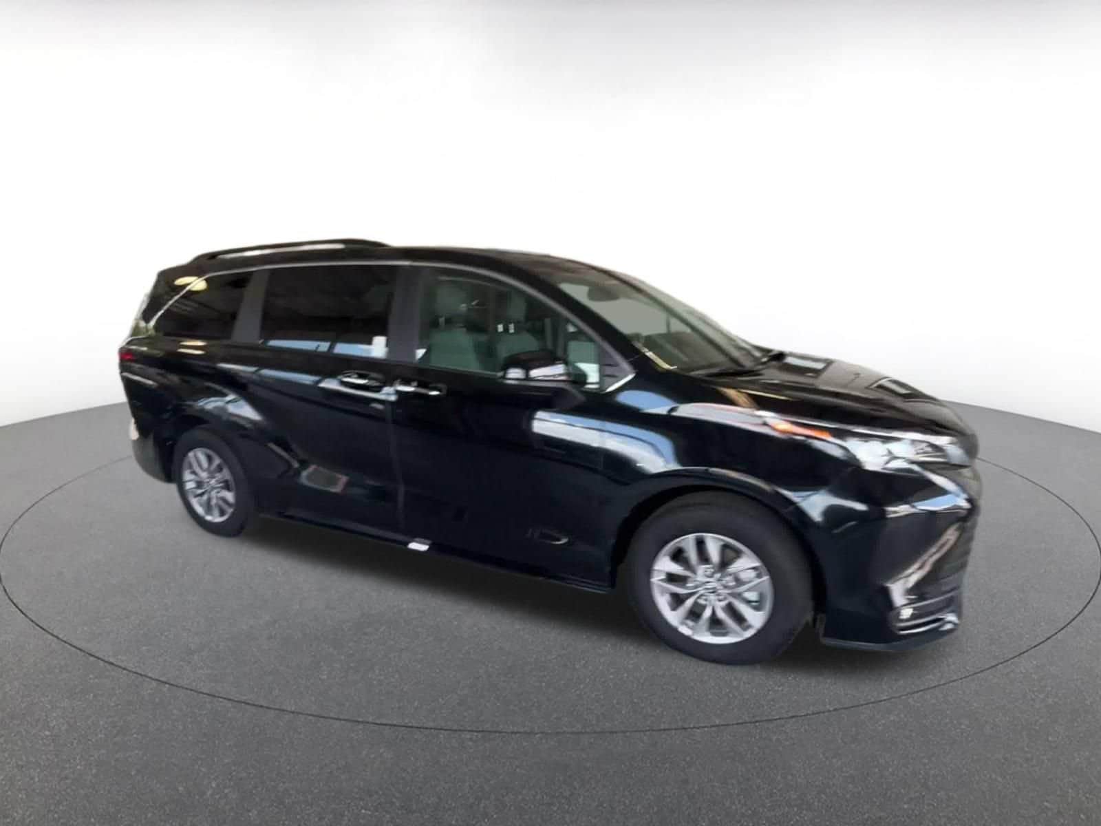 Thumbnail: 2025 Toyota Sienna - 2