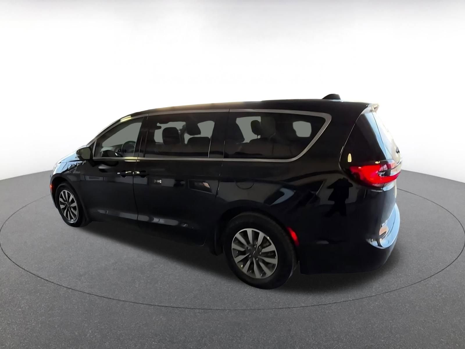 Thumbnail: 2023 Chrysler Pacifica - 16