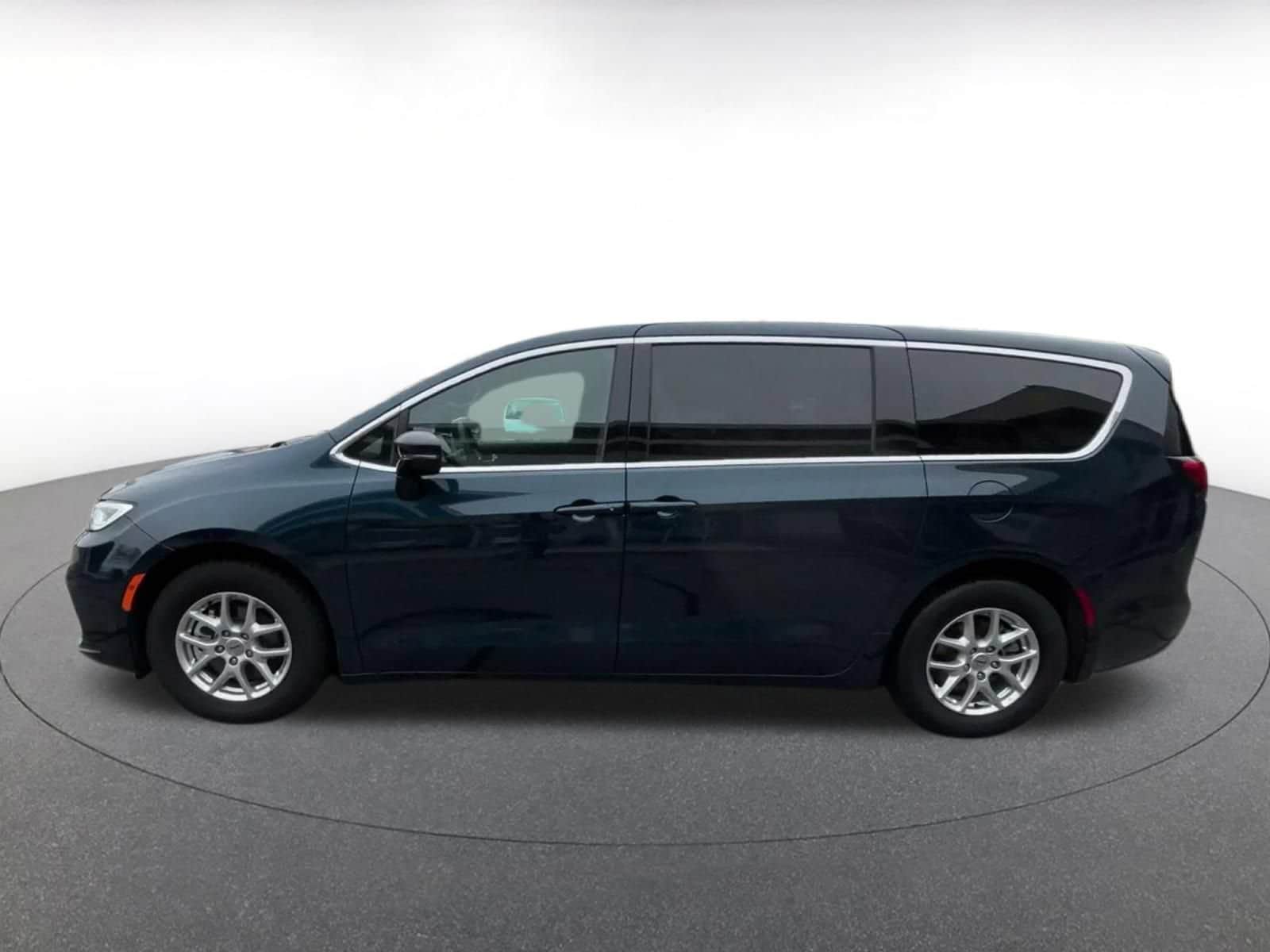 Thumbnail: 2025 Chrysler Pacifica - 8