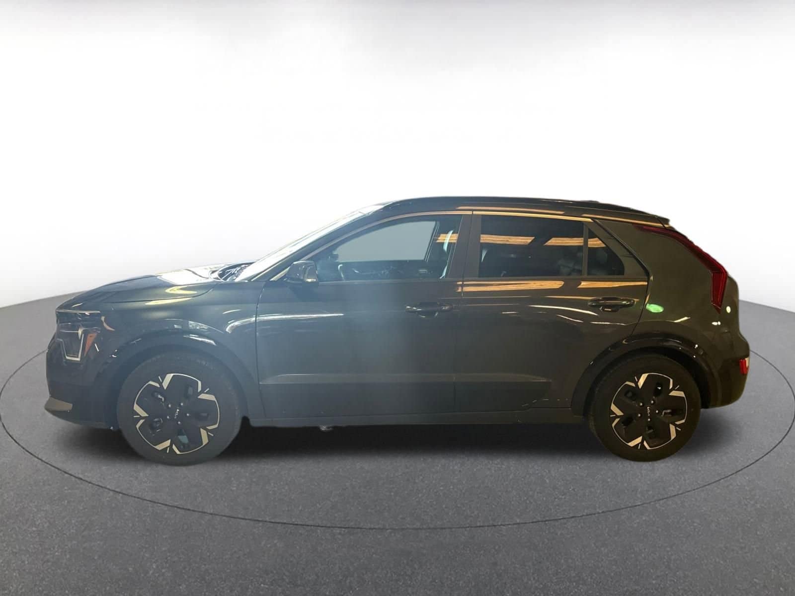 Thumbnail: 2023 Kia Niro - 3