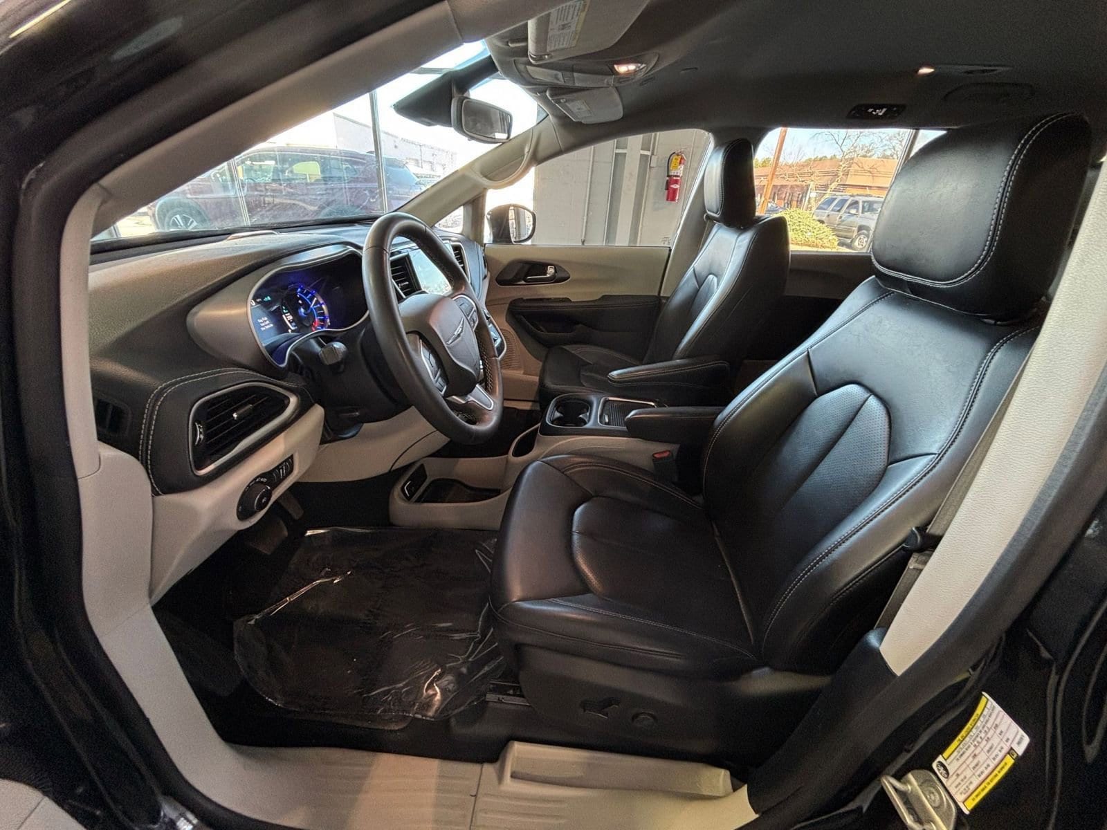 Thumbnail: 2023 Chrysler Pacifica - 32