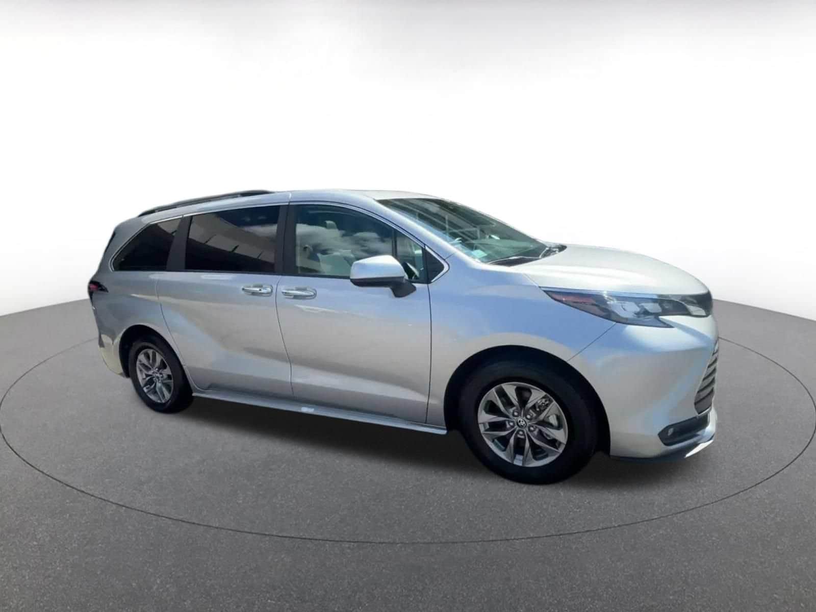 Thumbnail: 2025 Toyota Sienna - 2