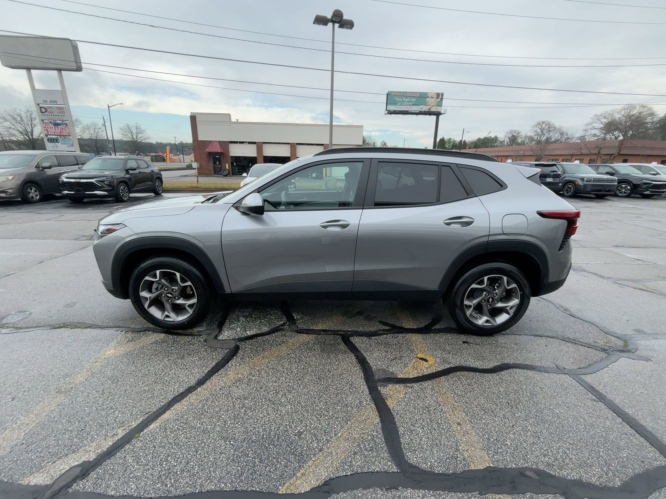 Thumbnail: 2025 Chevrolet Trax - 2