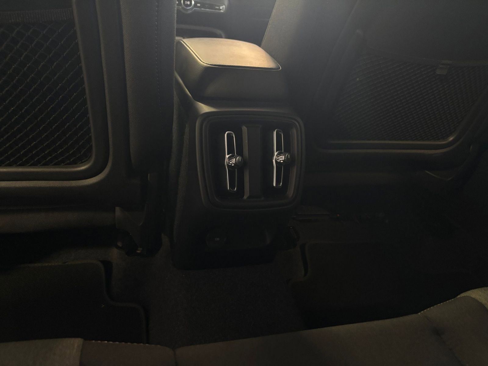 Thumbnail: 2024 Volvo XC40 - 25