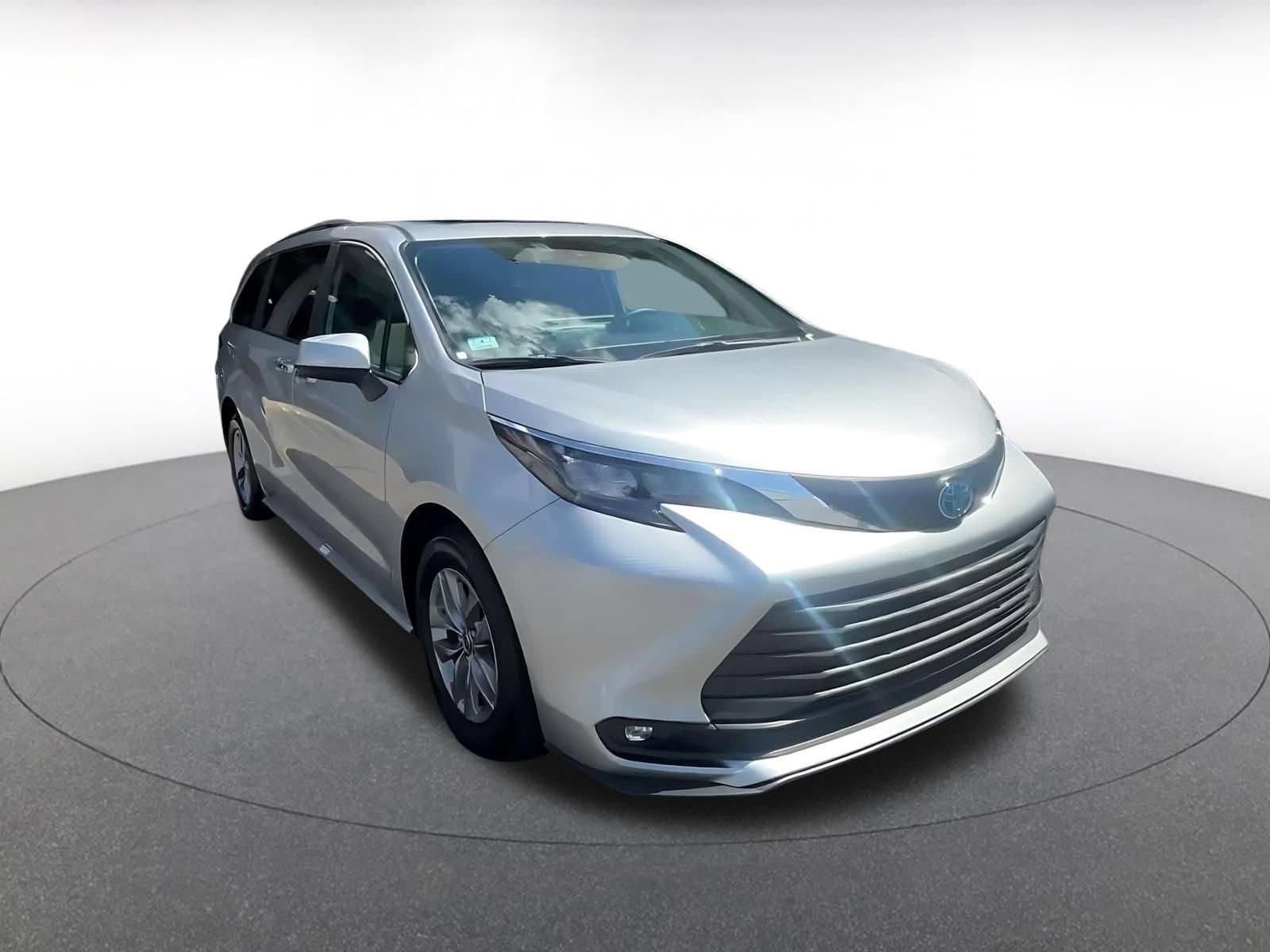Thumbnail: 2025 Toyota Sienna - 3
