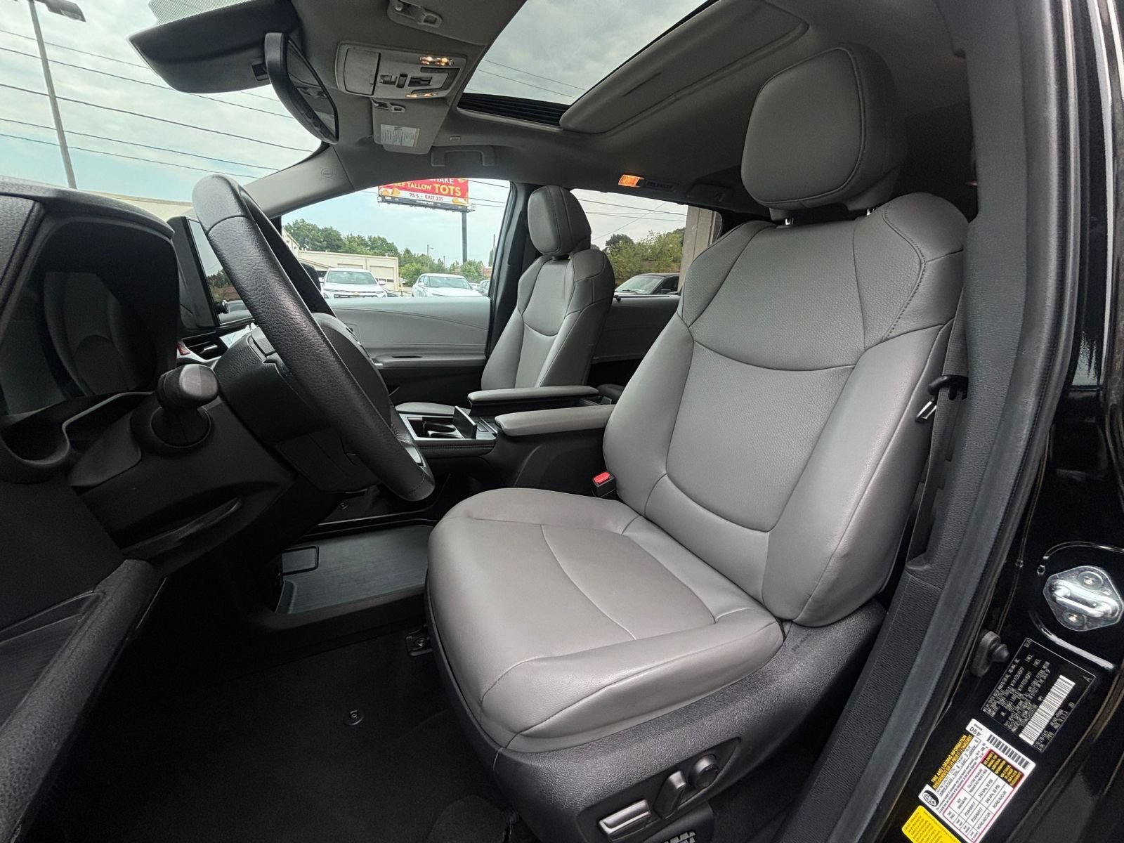 Thumbnail: 2025 Toyota Sienna - 27