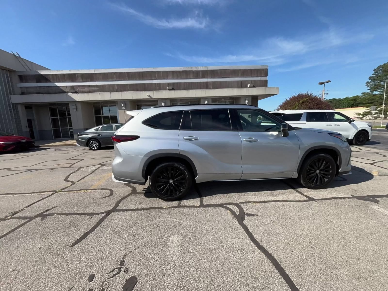 Thumbnail: 2025 Toyota Highlander - 16
