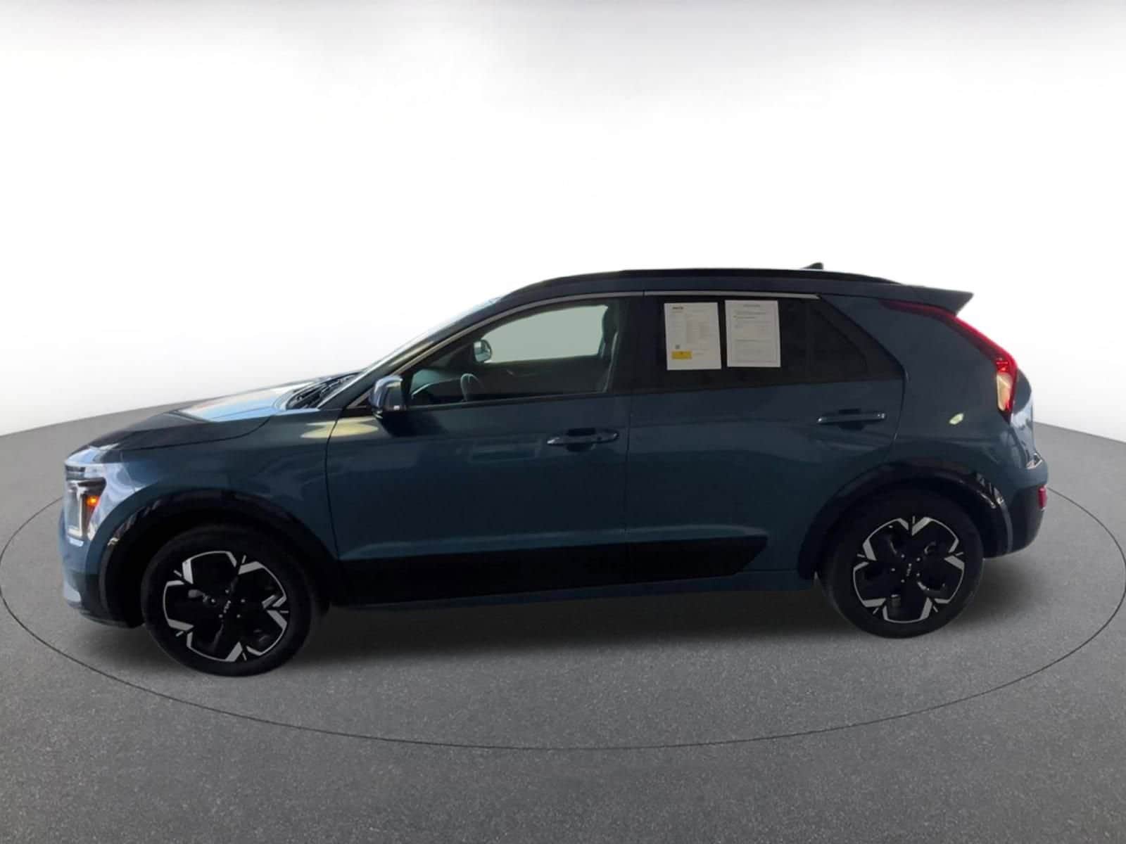 Thumbnail: 2023 Kia Niro - 8