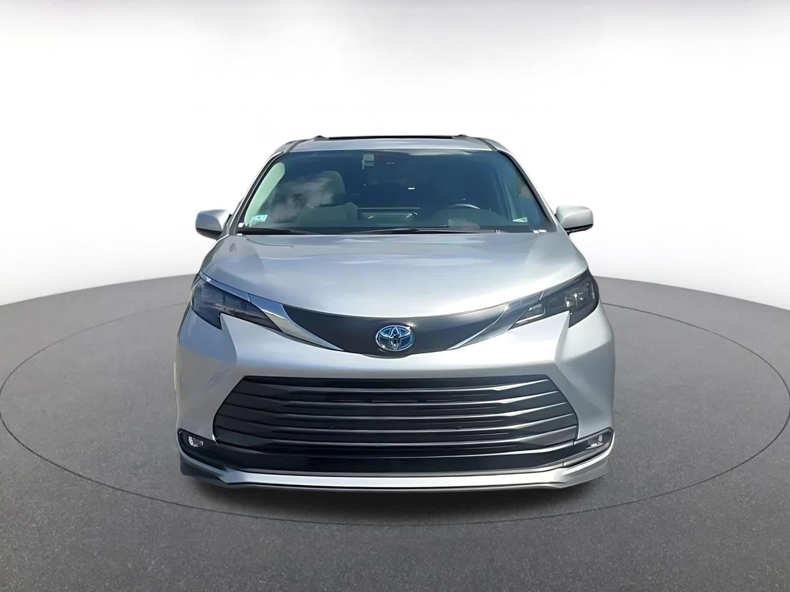 Thumbnail: 2025 Toyota Sienna - 4